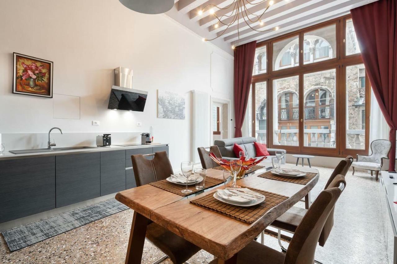 Apartment Ponte Raspi Canal View Venesia Bagian luar foto